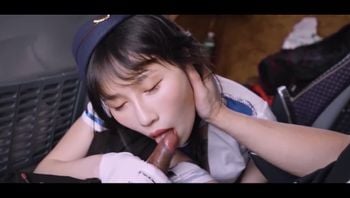 火辣的女孩在公交车上操一个陌生人
