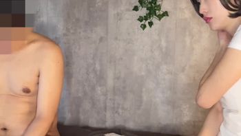 ピチピチのチビTに着替えた妖艶な人妻セラピスト香织さん断れないダメなセラピストが密着して研修中に里オプションし放题お扫除フェ1