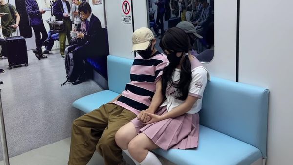 在末班地铁空无一人的车厢里,将害羞女友内裤撕下