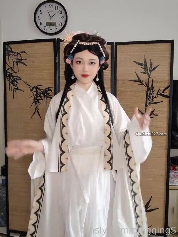 Qingqing清清 - 给大家看看这套汉服到底是什么样子的”,然后就是骑假阳具
