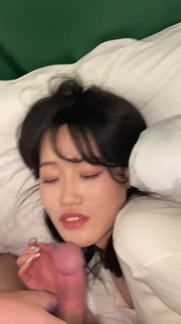 超大量颜射顶级女神 极品骚女看着镜头口...