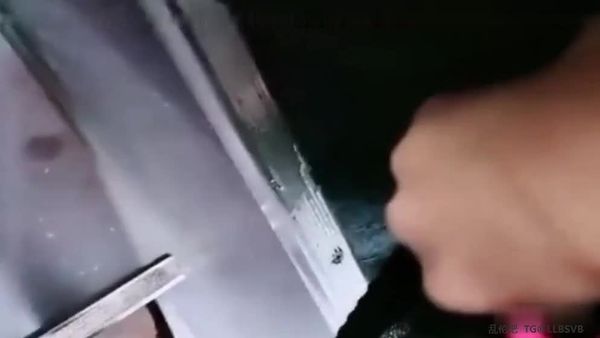 旁边大爷一脸懵逼,看着少妇自慰高潮喷水