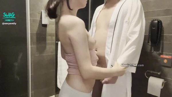 一次还不够 干弟弟继续要求我口爆他 射的我一嘴 口交