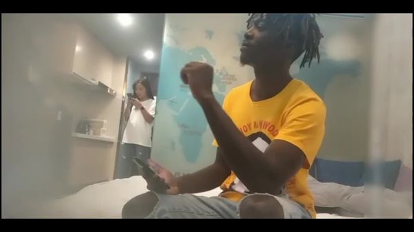 黑人留学生偷拍约操牛仔裤妹 将巨硕的肉棒狠狠地插入她的嫩穴中,妹子被干得直叫