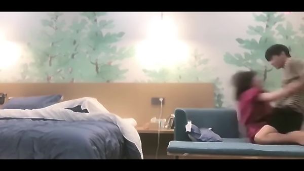 强上幼师 00后幼师被强上了非常生气第一次约会就被强上,气得穿衣服拌门走了