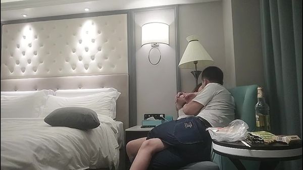 少妇 背着老公偷偷兼职下海,被金主约到酒店直接提腿中出 内射了满满一骚逼