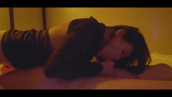 华丽的黑发大奶子和他喜欢的男人