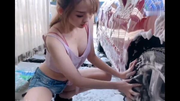 洗车工小妹不小心把车漆刮了 为了弥补损失只好用身体赔偿
