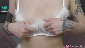 SonyaBlake在她第一次在Baberotica上脱衣挑逗和猫玩 baberotica