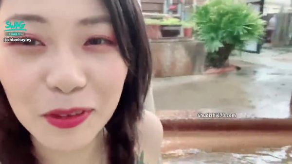 {伊伊的温泉之旅!}大众池大胆拍骚引人注目搭讪!在公共浴室喷水发抖 小璐
