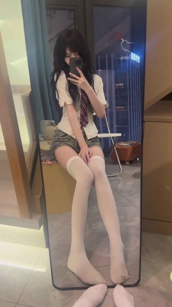 #反差 #白虎 #萝莉 #精神小妹 #自慰 绝美女大博主私拍流出 纯欲脸蛋配火辣身材 对竞拍彰显诱惑