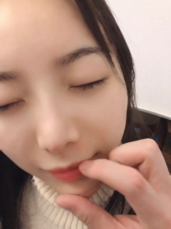 #反差 闷骚型反差婊完美露脸肉棒放到嘴里舔吸口交小肥逼磨出白浆