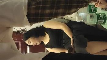 #熟女 #人妻 #约炮 09 27 玩两小伙3P肉肉熟女，拨开内裤揉搓口交，跪在沙发上后入大屁股，上
