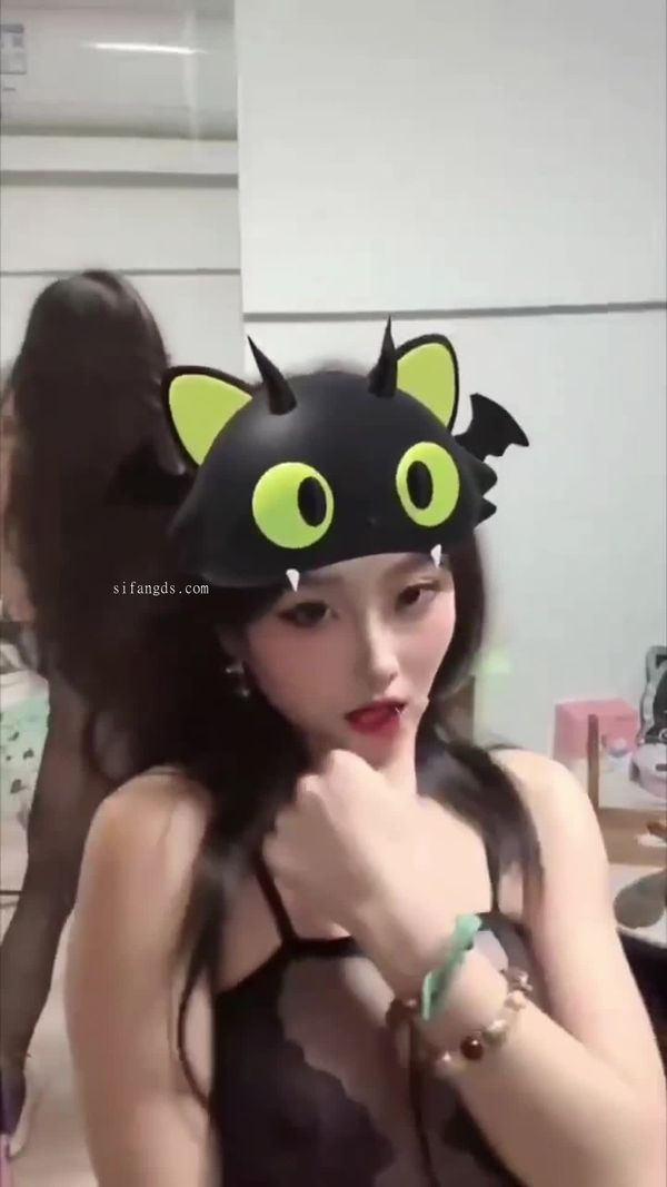 #反差 #白虎 #直播 高颜精神小妹 反差小母狗自拍裸舞大秀 手扣小穴自慰高潮 已完结