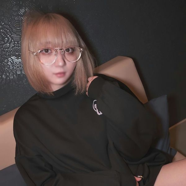 【初撮】1 8岁専门1年生声优志望。ネカフェで声を押しころしてこっそりピストン。紧张感で兴奋し、缔め付けのパイパンマンコに种付け