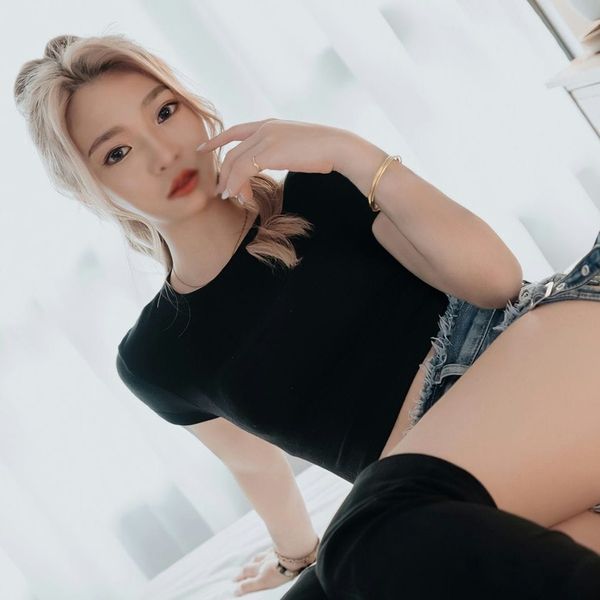 【初撮】ダンサー志望のエロいJ D。超敏感な体质でイキ痉挛、潮吹きまくり。淫らな颜に大量ぶっかけ