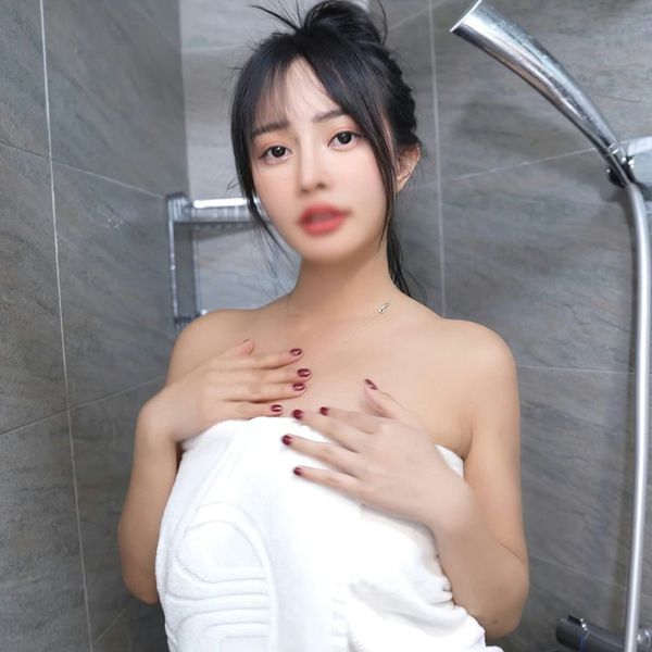【初撮】美巨乳の可爱い美人が3Pで乱れる!巨根2本に突かれまくり、浓厚 で绝顶イキ!