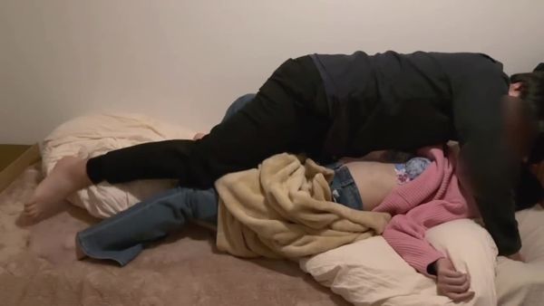 弟弟无法抗拒,被姐姐压在身下,她用手握住弟弟那坚挺的肉棒