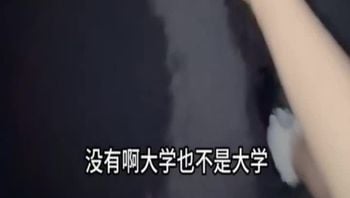 接大学妹妹放学,在学校大门口的石凳上扒光开操