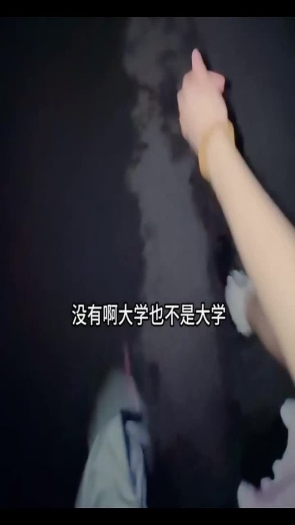 接大学妹妹放学,在学校大门口的石凳上扒光开操