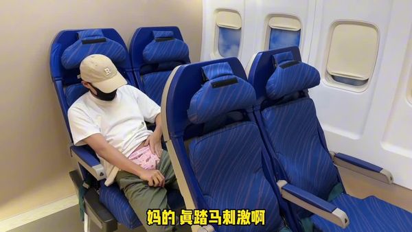 空姐的兼职,粉嫩阴道服务头等舱乘客