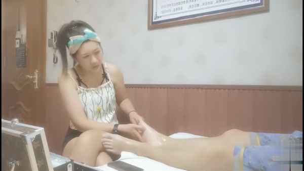 小伙叫来少妇洗脚按摩,加钱啪啪,小少妇被提腿揉奶中出 被大屌无套操到内射