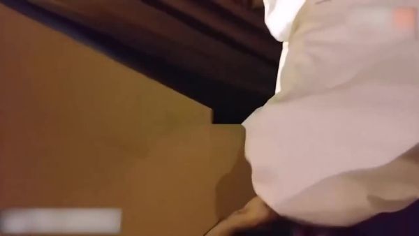 极品车模被大佬迷奸酒店无套内射 酥胸半露,双腿微张