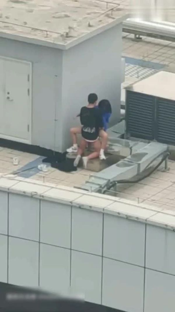 天台激情四射!国产情侣天台野战,高空刺激不怕看!