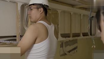 马思纯性感女监工被工人强上