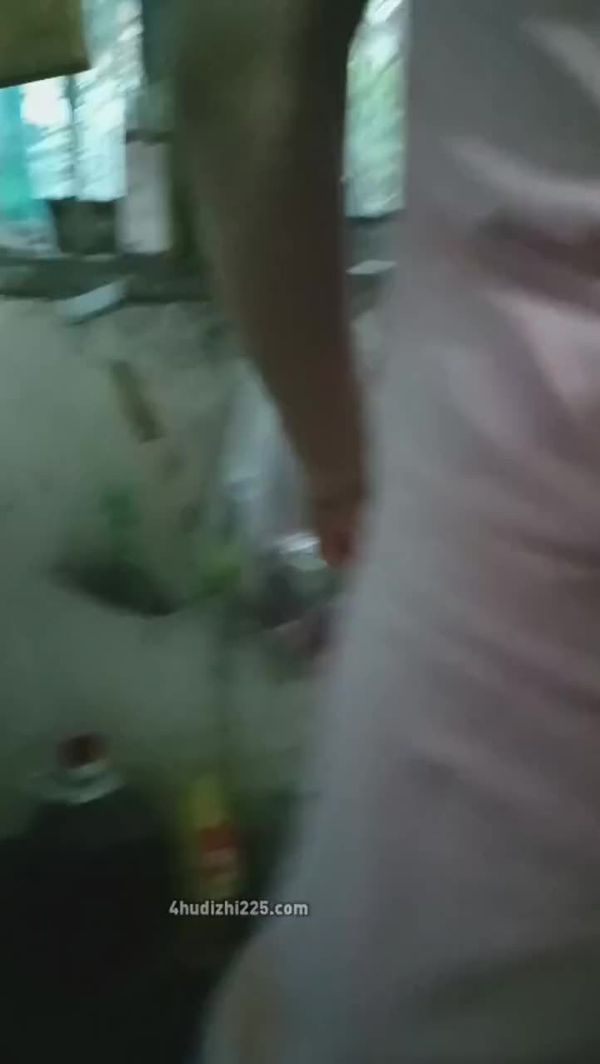 #乱伦#公公与儿媳 儿媳妇居然湿了 我把下面那玩意掏出来直接插进她深深的里