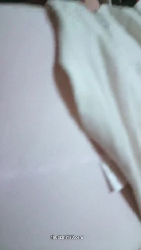#乱伦#公公与儿媳 我早已怒挺的阴茎不要命的去顶着儿媳的那里 似乎要把布料给顶穿