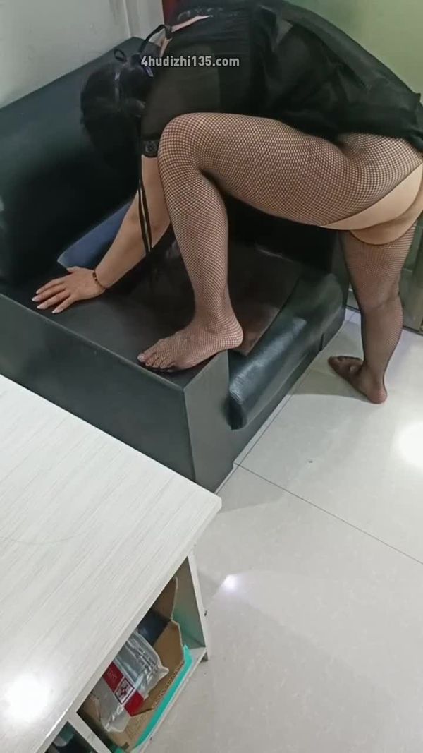 #乱伦#嫂子的一家人 让嫂子给儿女打电话 我在后边操刺激死了