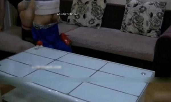 #乱伦儿子发现床上的套套骚妈妈直接现场示范套套的正确使用方法