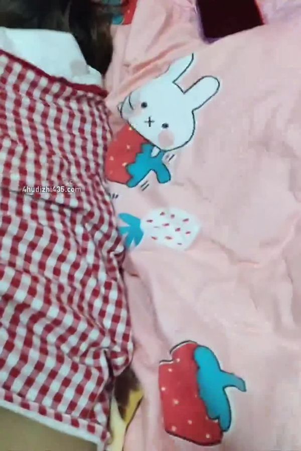 #乱伦喝醉把睡觉的妈妈强上了 中途妈妈睡醒疯狂惨叫 叫声大到连隔壁妹妹都听到