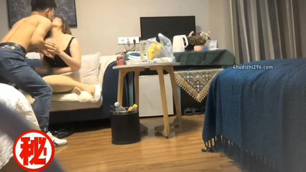 #乱伦妈妈的肥臀 操起来真的爽 当精液从子宫里流出 叫声大到人受不了