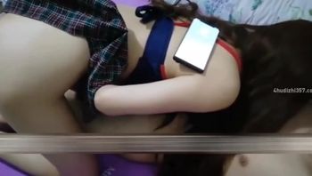 #乱伦爸爸出差去了 跟老妈草着逼 突然爸爸来电话 一边打电话边操着他
