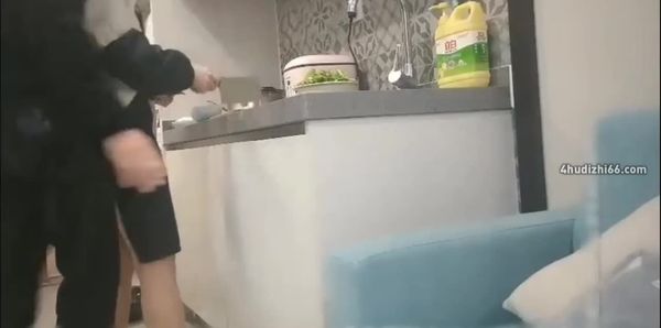 #乱伦看到老妈在厨房煮饭 还是忍不住把他给强奸了 我妈一边哭着一边享受