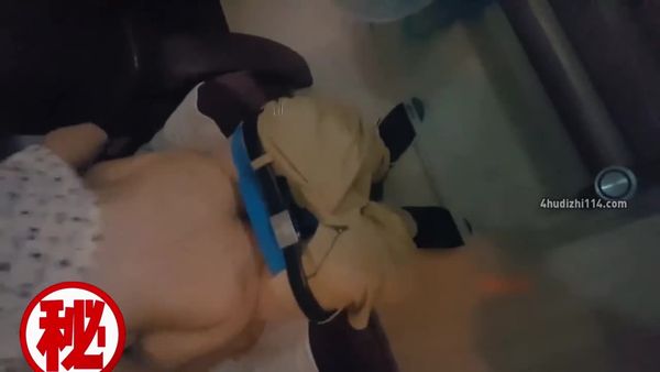 #乱伦老爸在午睡 偷偷的和老妈在客厅里做爱从沙发到桌子 贵在真实!!!