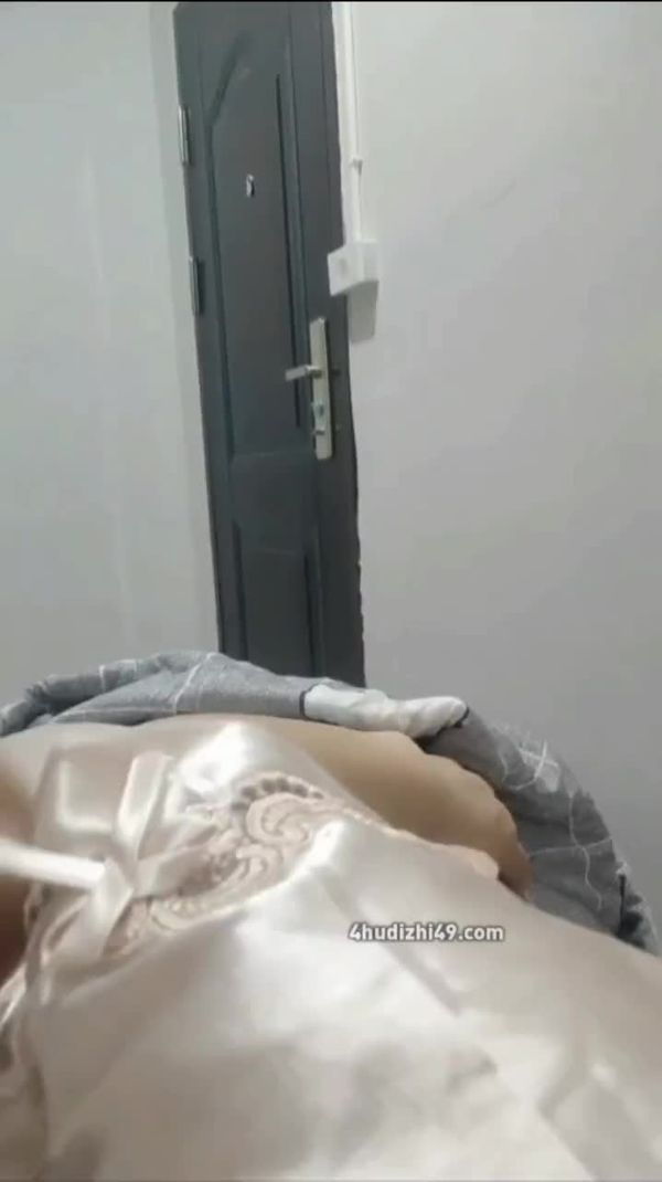#和妈妈在出租房的故事 强奸我妈全程刺激对白 天知道我挨了多少打