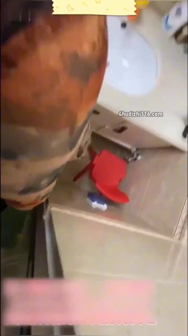 乱伦去大姨子家玩两个人干柴烈火从厕所操到卧室淫水泛滥