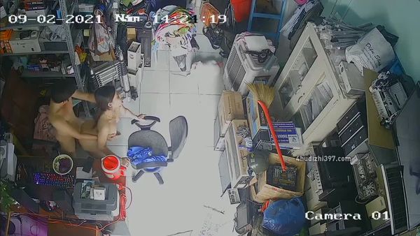 #偷拍#ipcam#男女#淫妻老王出征寸草不生 #绿帽老板前脚出门后面老婆就被自己店员的无毛#大鸡吧