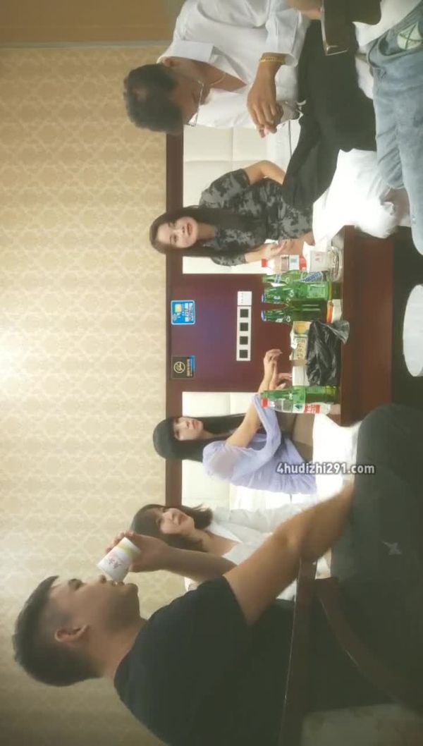 #国产换妻绿帽 3对夫妻交换淫乱 打牌脱衣 后面操穴前面插嘴 轮换着操绝对精彩