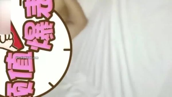 #绿帽 #淫妻 #三人行 #换妻老公因为有特殊癖好喜欢老婆被别人操的死去活来喜欢戴帽子 全程对白高潮浪叫 看着自己老婆被多人群P 自己只可以在旁边