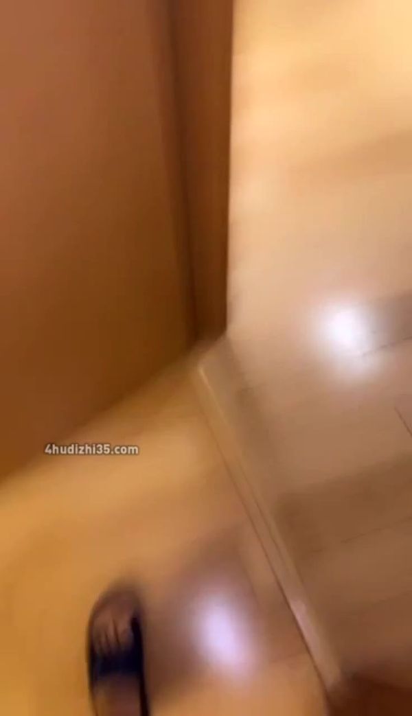 在酒店开了一间套房 单男在另一个房间等待着 骚妻洗完澡之后把她带过去那个房间谁知单男早早的就开门在等待了 一开始裹着浴巾的老婆还很羞涩不敢