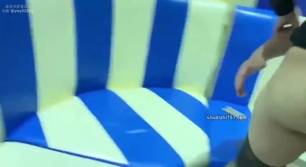 ②朋友的家庭KTV装修好了 带老婆去体验一下 我才离开一会她就和朋友干起了 我回来后马上加入3P游戏#淫妻绿帽#3P#肥臀#淫妻作乐#YQZ