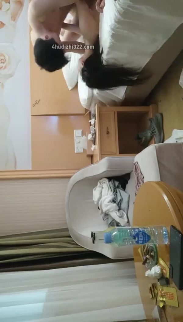 【#换妻探花】12 1730岁气质文员 第二炮夫妻淫乱继续 跟老公边舌吻 边岔开腿让陌生男人暴插 精彩香艳