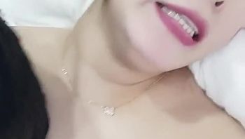 巨乳黑丝少妇勾引男人到家里做爱 哥哥不要嘛 你鸡吧好硬啊爸爸 不要啊爸爸好痛啊轻一点操我 好粗好大啊