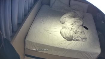 换妻俱乐部泄密流出绿帽老公带着老婆酒店找单男几个人轮流操