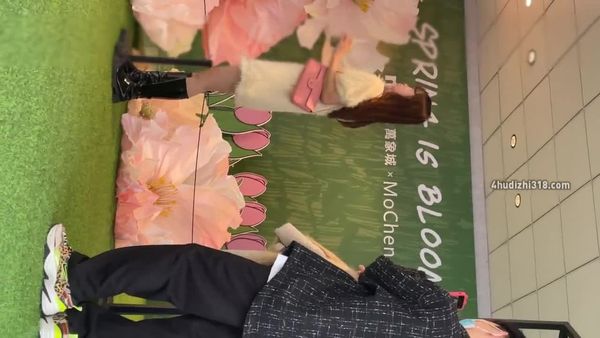#偷拍#抄底 #CD开心拍照的小姐姐极品骚白内裤 极品黑丝美腿小姐姐前后CD