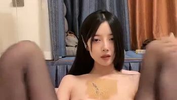#小蝴蝶会飞风骚网红美女 贫乳大长腿 开裆黑丝